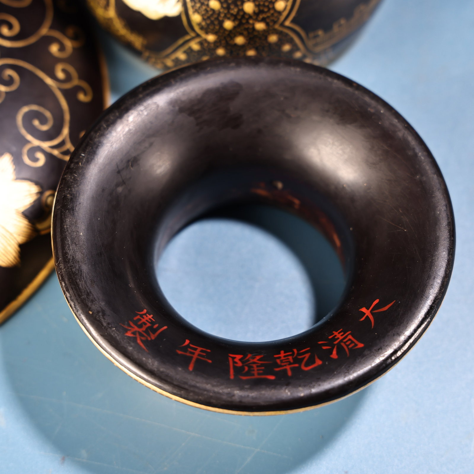 An Exquisite Black Lacquer Painted Gold Landscape Pattern Plate - 9