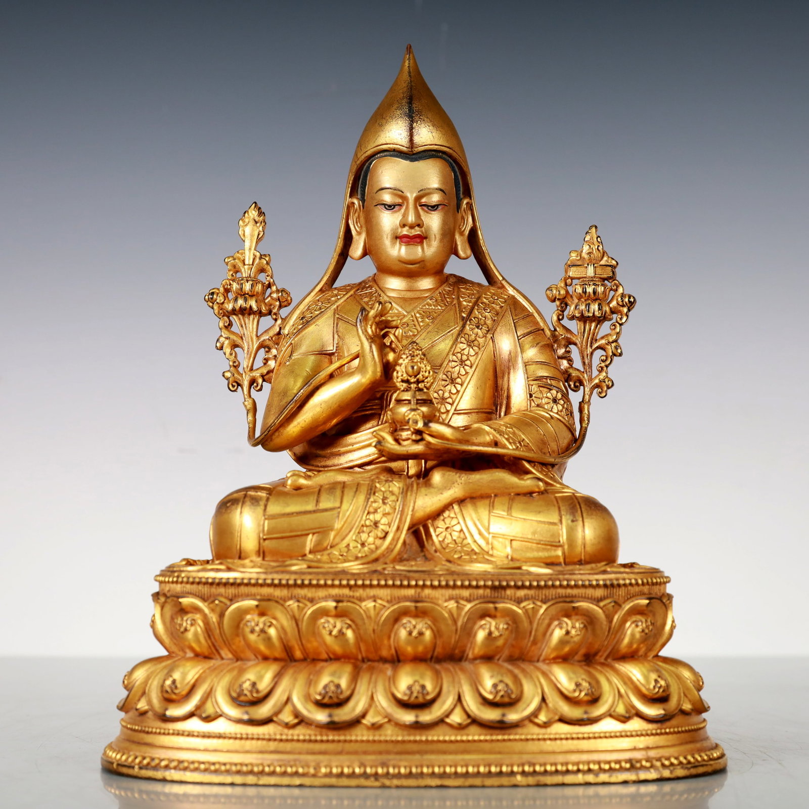 A Exquisite Gilt Bronze Statue of Tsongkhapa Buddha statue: A Exquisite Gilt Bronze Statue of Tsongkhapa Buddha statue Qing Dynasty, China Size:18.5cmx12.5cmx23cm Weight:2050g (The Dimensions Of All Batches Are Manually Measured.If You Need More Detailed Infor