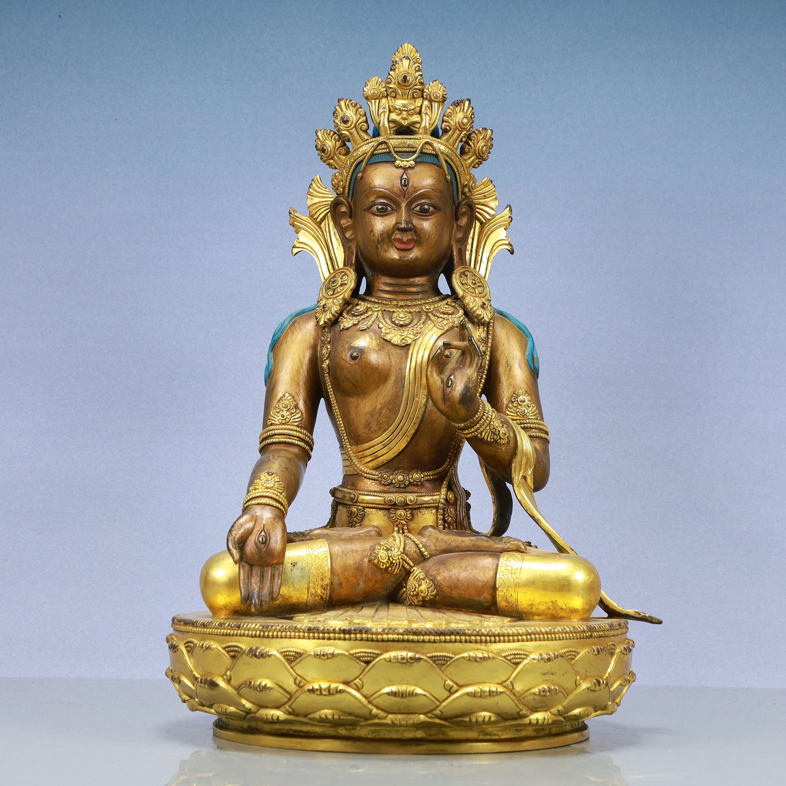 A Exquisite Gilt Bronze Statue of Avalokitesvara: A Exquisite Gilt Bronze Statue of Avalokitesvara Ming Dynasty, China Size:32cmx30cmx49cm Weight:15600g (The Dimensions Of All Batches Are Manually Measured.If You Need More Detailed Information, Pleas