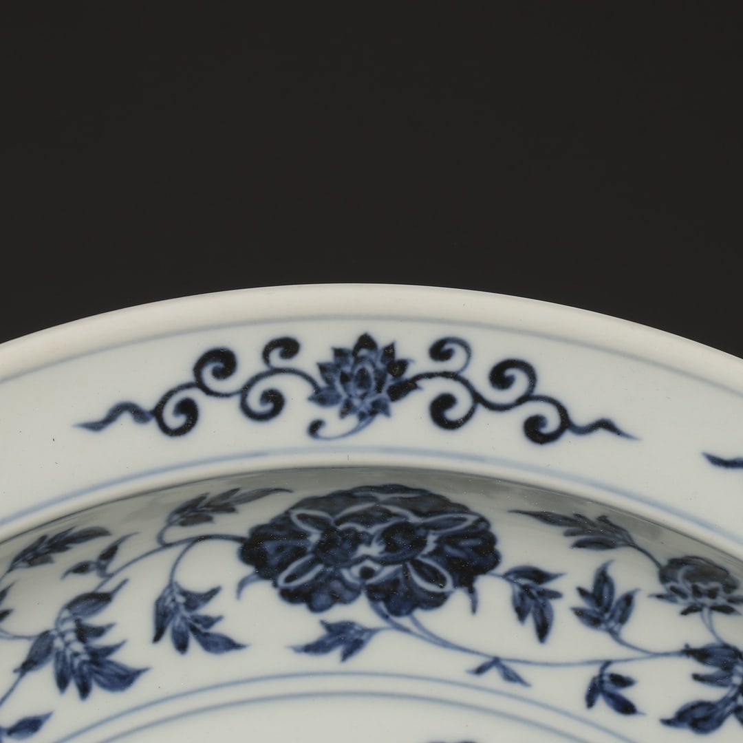 An Exquisite Blue and White Flower Pattern Plate - 2