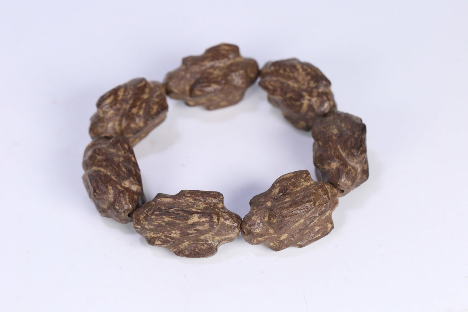 An Exquisite Eaglewood Bracelets: An Exquisite Eaglewood Bracelets Qing Dynasty, China Size:3.8cmx2.5cm Weight:54.3g (The Dimensions Of All Batches Are Manually Measured.If You Need More Detailed Information, Please Contact Our