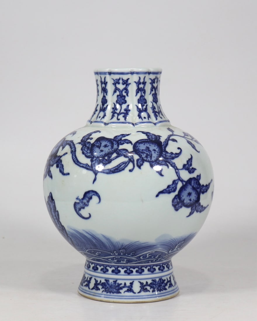 An Exquisite Blue and White Bats and Peach Pattern Vase - 2