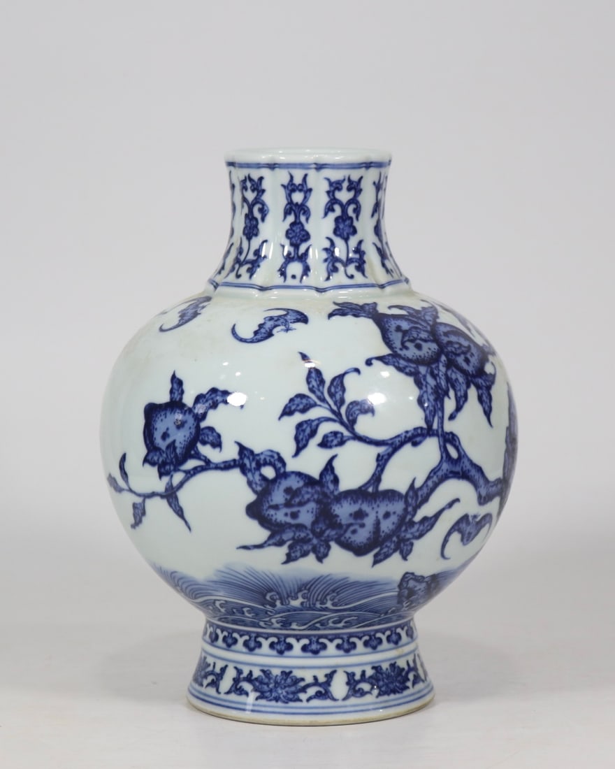 An Exquisite Blue and White Bats and Peach Pattern Vase - 4