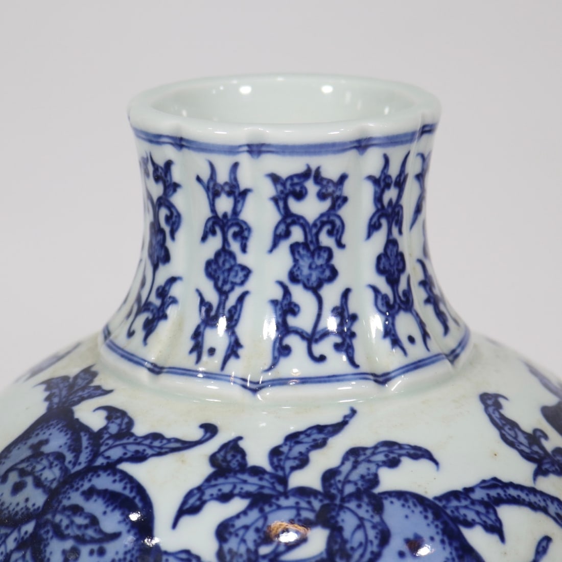 An Exquisite Blue and White Bats and Peach Pattern Vase - 5