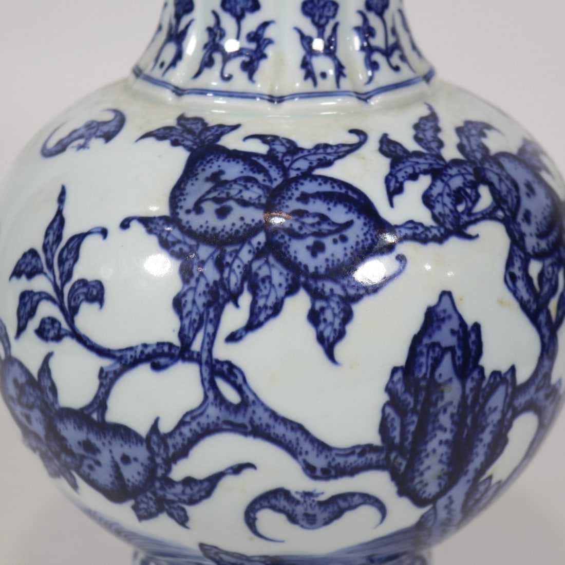 An Exquisite Blue and White Bats and Peach Pattern Vase - 6