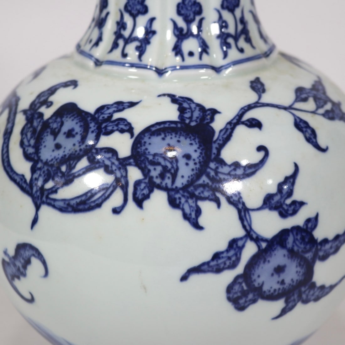 An Exquisite Blue and White Bats and Peach Pattern Vase - 7