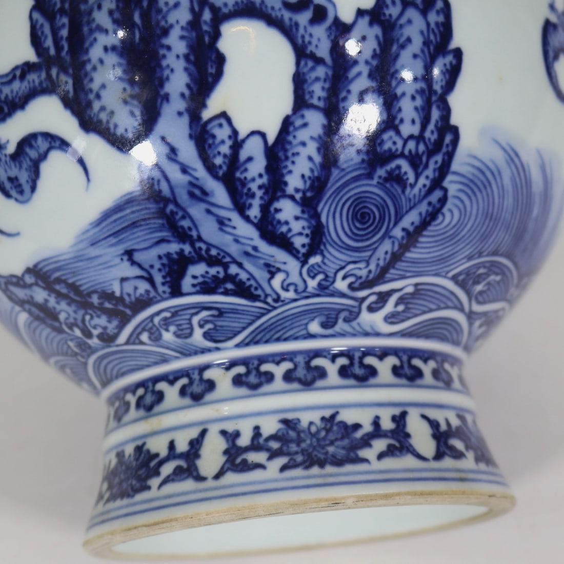 An Exquisite Blue and White Bats and Peach Pattern Vase - 8