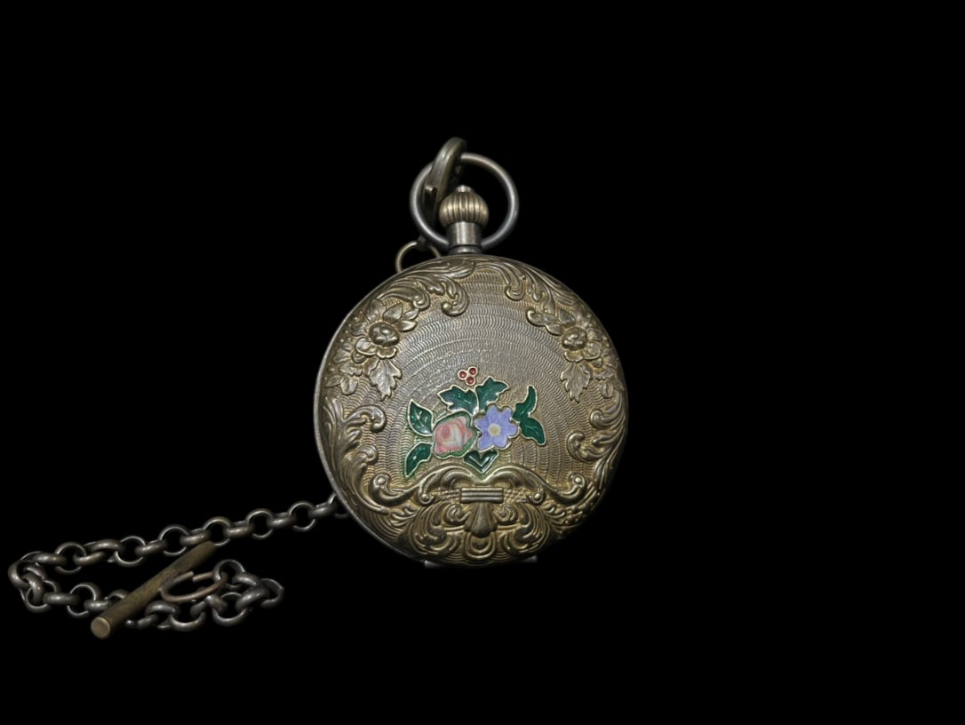 An Exquisite Bronze Inlaid Gems Flower Pattern Pocket watch: An Exquisite Bronze Inlaid Gems Flower Pattern Pocket watch Qing Dynasty, China Size:5.5cm (The Dimensions Of All Batches Are Manually Measured.If You Need More Detailed Information, Please Contact