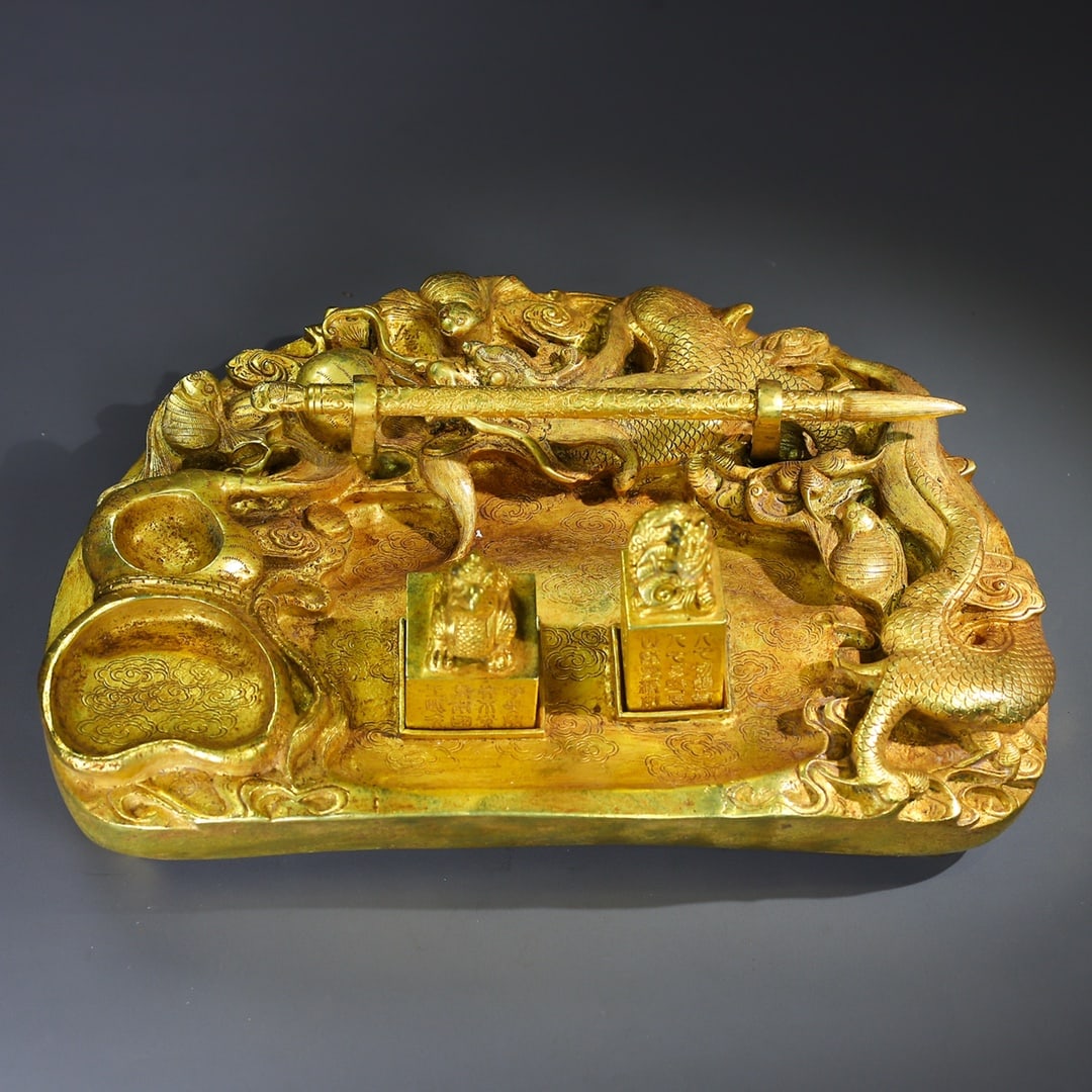 A Set of Fine Gilt Bronze Auspicious Beast Inkstone: A Set of Fine Gilt Bronze Auspicious Beast Inkstone Qing Dynasty, China Size:15cmx30cmx20cm Weight:5043g (The Dimensions Of All Batches Are Manually Measured.If You Need More Detailed Information,