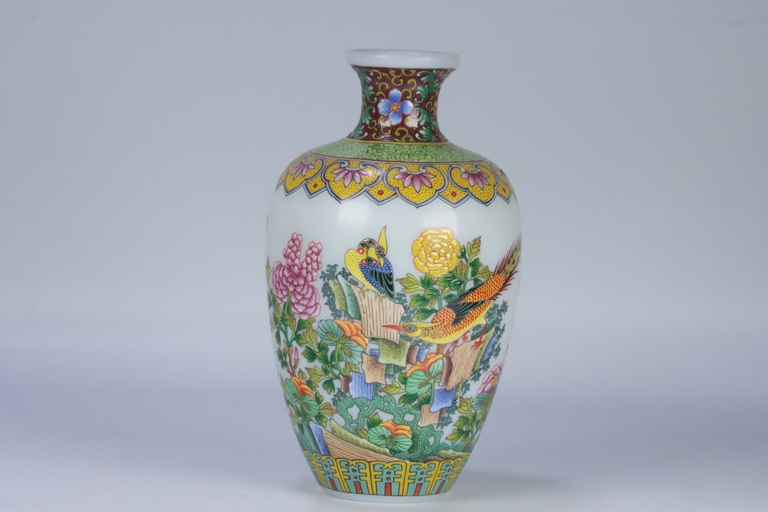 An Exquisite Glass Painted Enamel Flower and Bird Pattern Lotus Pattern Vase: An Exquisite Glass Painted Enamel Flower and Bird Pattern Lotus Pattern Vase Qing Dynasty, China Qianlong Four-character Mark Size:19.1cmx11.1cm Weight:655g (The Dimensions Of All Batches Are