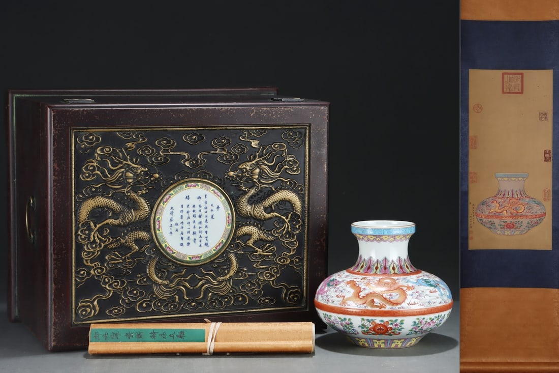 An Exquisite Famille-Rose Painted Gold Eight Treasures Pattern Dragon Pattern Vase: An Exquisite Famille-Rose Painted Gold Eight Treasures Pattern Dragon Pattern Vase Qing Dynasty, China Yongzheng Six-character Mark Without frame Size:64cmx30cm Size:20.5cmx23.8cm (The Dimensions Of