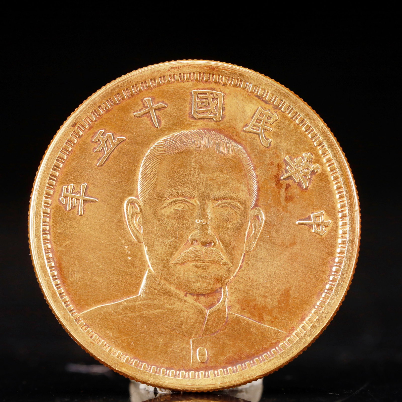 An Exquisite Sterling silver-Gilt gold Coin: An Exquisite Sterling silver-Gilt gold Coin, The Republic of China, Size:3.9cm Weight:37.5g (The Dimensions Of All Batches Are Manually Measured.If You Need More Detailed Information, Please Contact