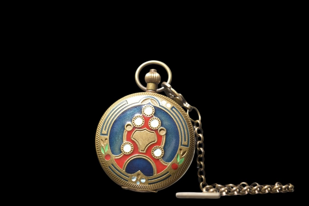 An Exquisite Bronze ainted Enamel Flower Pattern Pocket watch: An Exquisite Bronze ainted Enamel Flower Pattern Pocket watch Qing Dynasty, China Size:5.5cm (The Dimensions Of All Batches Are Manually Measured.If You Need More Detailed Information, Please Contact