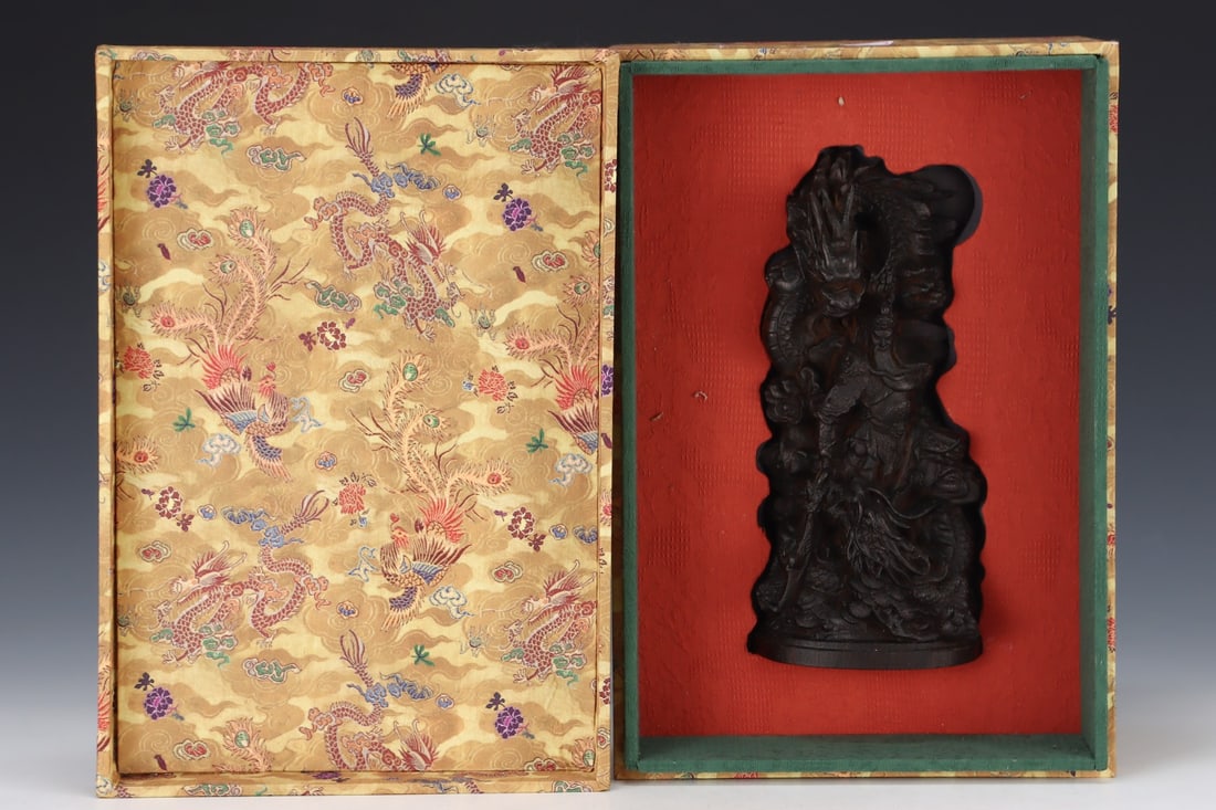 An Exquisite Eaglewood Dragon Pattern Guan yu Ornament: An Exquisite Eaglewood Dragon Pattern Guan yu Ornament Qing Dynasty, China Size:11.5cmx7.5cmx25cm (The Dimensions Of All Batches Are Manually Measured.If You Need More Detailed Information, Please Con
