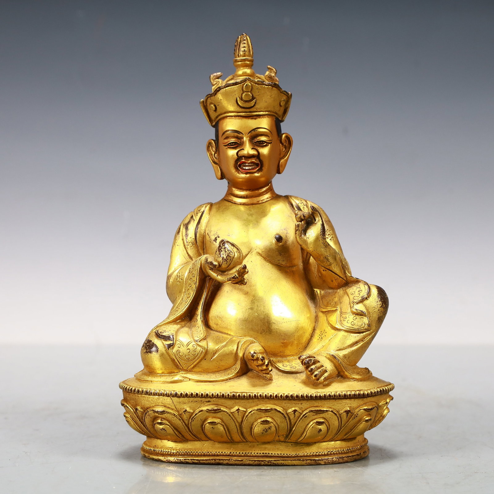 A Exquisite Gilt Bronze Statue of Guru: A Exquisite Gilt Bronze Statue of Guru Ming Dynasty, China Size:12cmx9cmx20cm Weight:1350g (The Dimensions Of All Batches Are Manually Measured.If You Need More Detailed Information, Please Contact