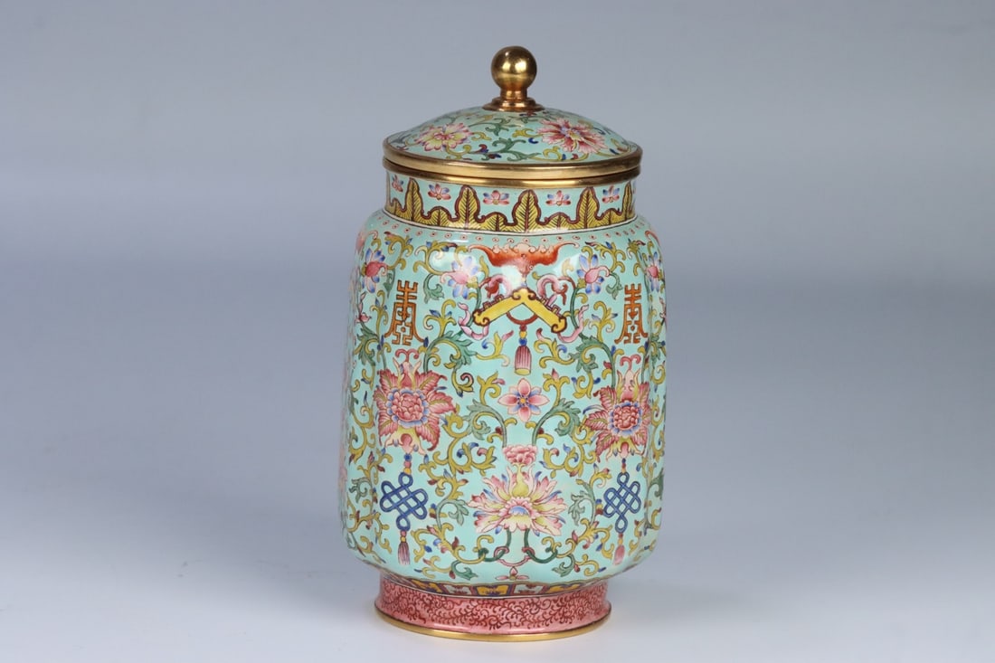 An Exquisite Gilt Bronze Painted Enamel Lotus Pattern Bats and Peach Pattern Jar: An Exquisite Gilt Bronze Painted Enamel Lotus Pattern Bats and Peach Pattern Jar Qing Dynasty, China Qianlong Four-character Mark Size:12.5cmx7.15cm Weight:350g (The Dimensions Of All Batches Are