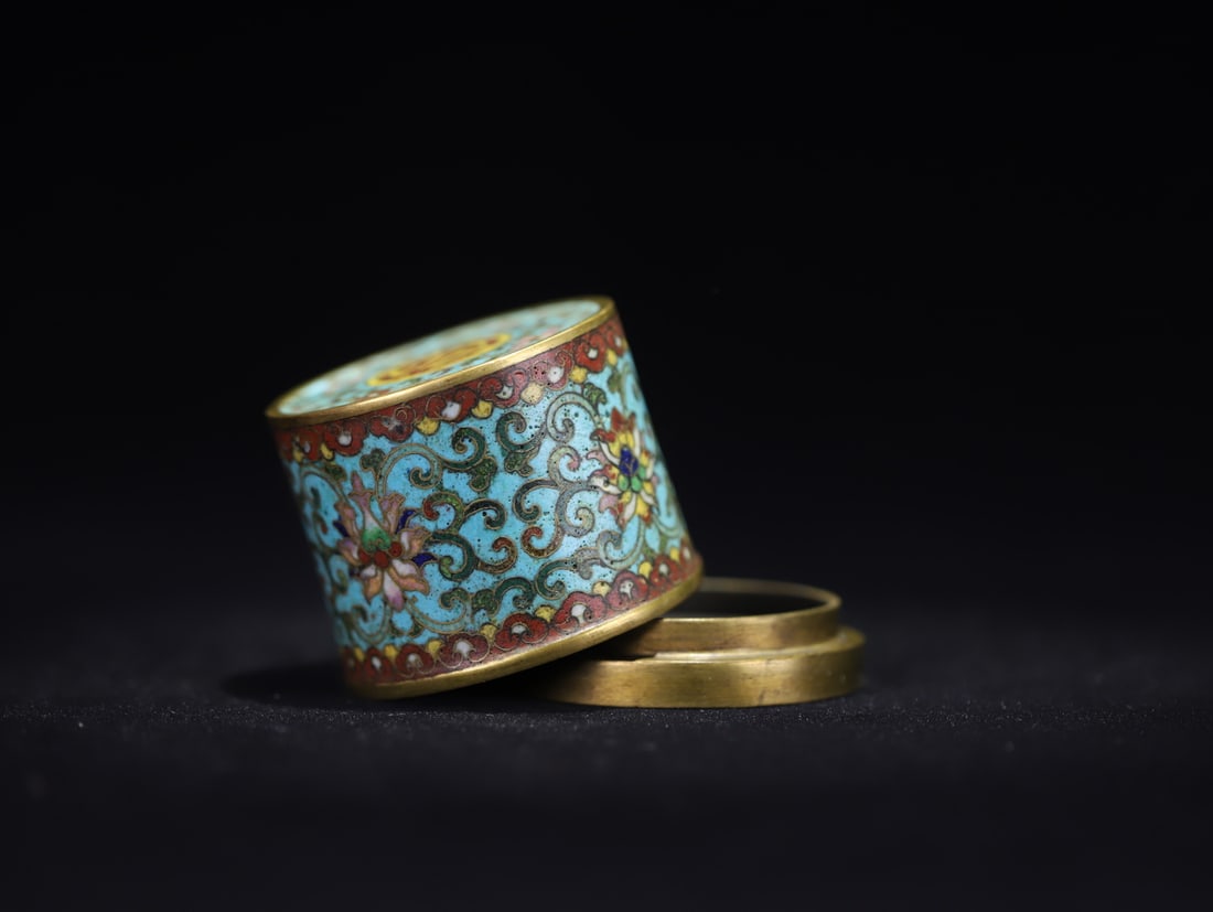 An Exquisite Cloisonne Lotus Pattern Box: An Exquisite Cloisonne Lotus Pattern Box Qing Dynasty, China Qianlong Four-character Mark Size:5.5cmx6.1cm Weight:273.4g (The Dimensions Of All Batches Are Manually Measured.If You Need More Detailed
