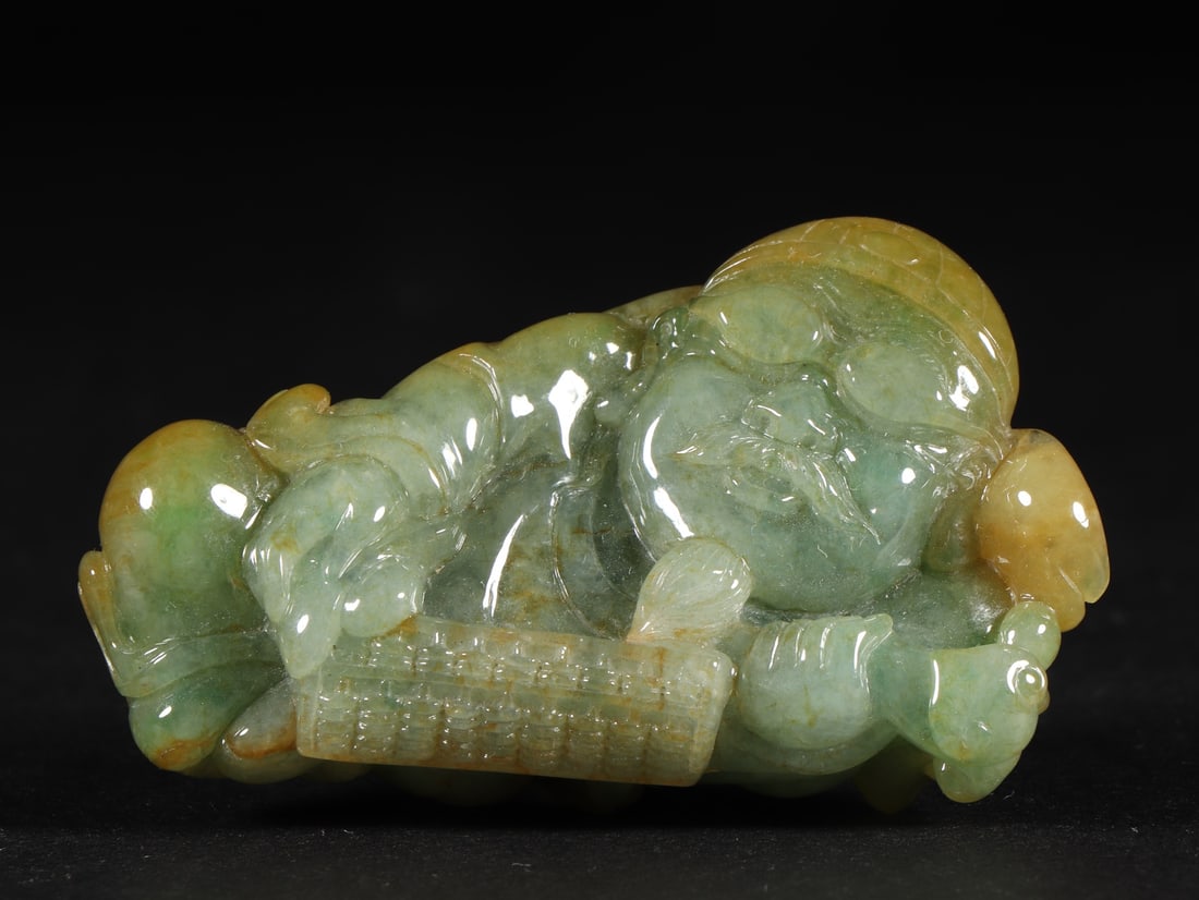 An Exquisite Jadeite Figure Hand Piece: An Exquisite Jadeite Figure Hand Piece Qing Dynasty, China Size:7.1cmx1.9cmx4.2cm Weight:83g (The Dimensions Of All Batches Are Manually Measured.If You Need More Detailed Information, Please Contact