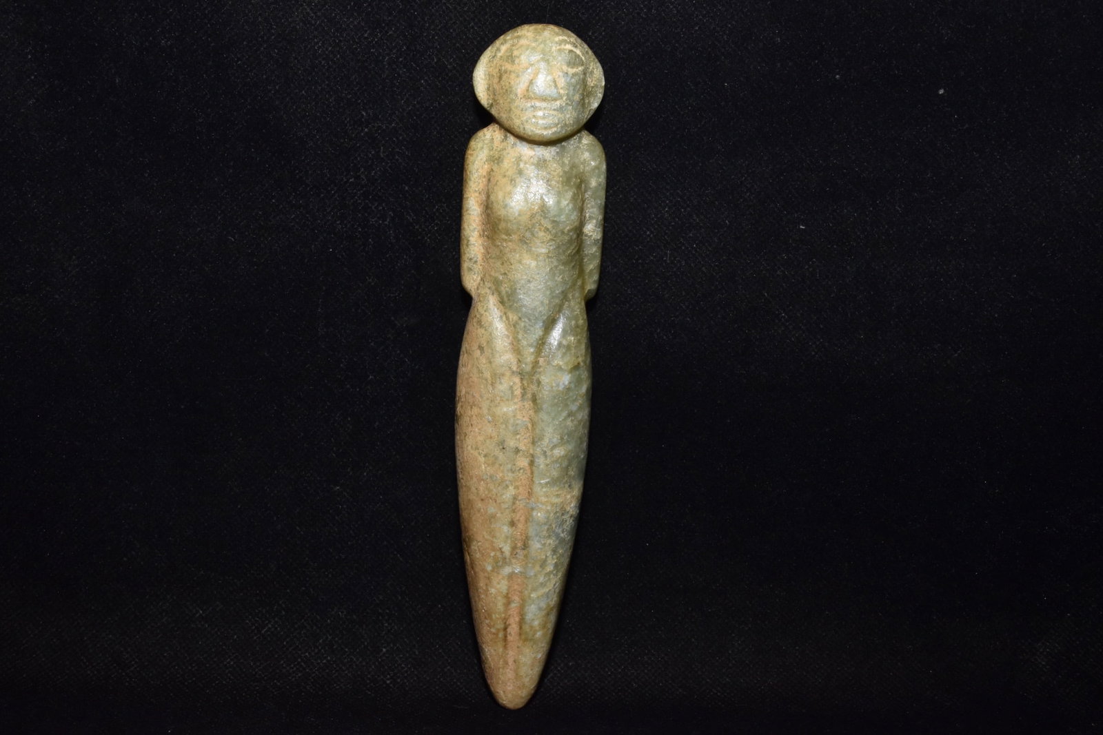 An Exquisite Hemo Jade Figure Ornament: An Exquisite Hemo Jade Figure Ornament Hong Shan Culture Size:8cmx4.5cm Weight:240g (The Dimensions Of All Batches Are Manually Measured.If You Need More Detailed Information, Please Contact Our