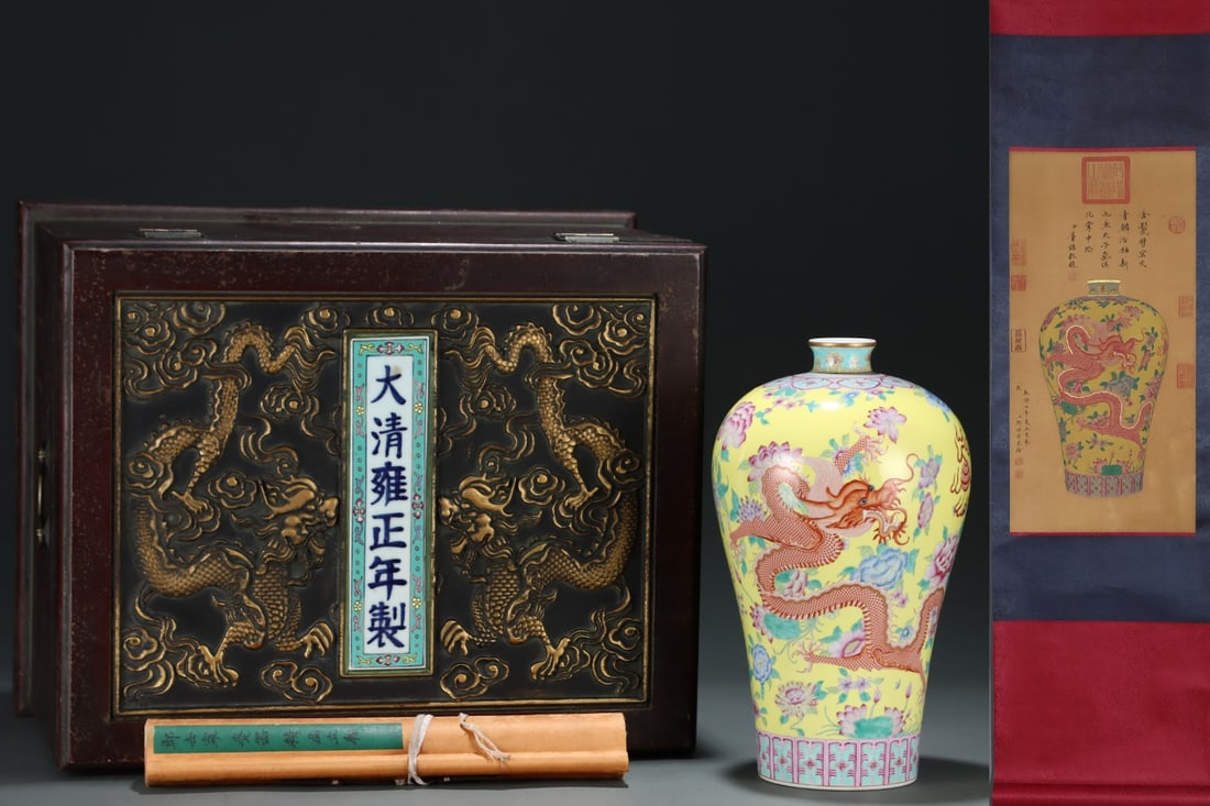 An Exquisite Iron-Red Painted Gold Flower Pattern Dragon Pattern Vase: An Exquisite Iron-Red Painted Gold Flower Pattern Dragon Pattern Vase Qing Dynasty, China Yongzheng Six-character Mark Without frame Size:61cmx30cm Size:33.5cmx20cm (The Dimensions Of All Batches Are