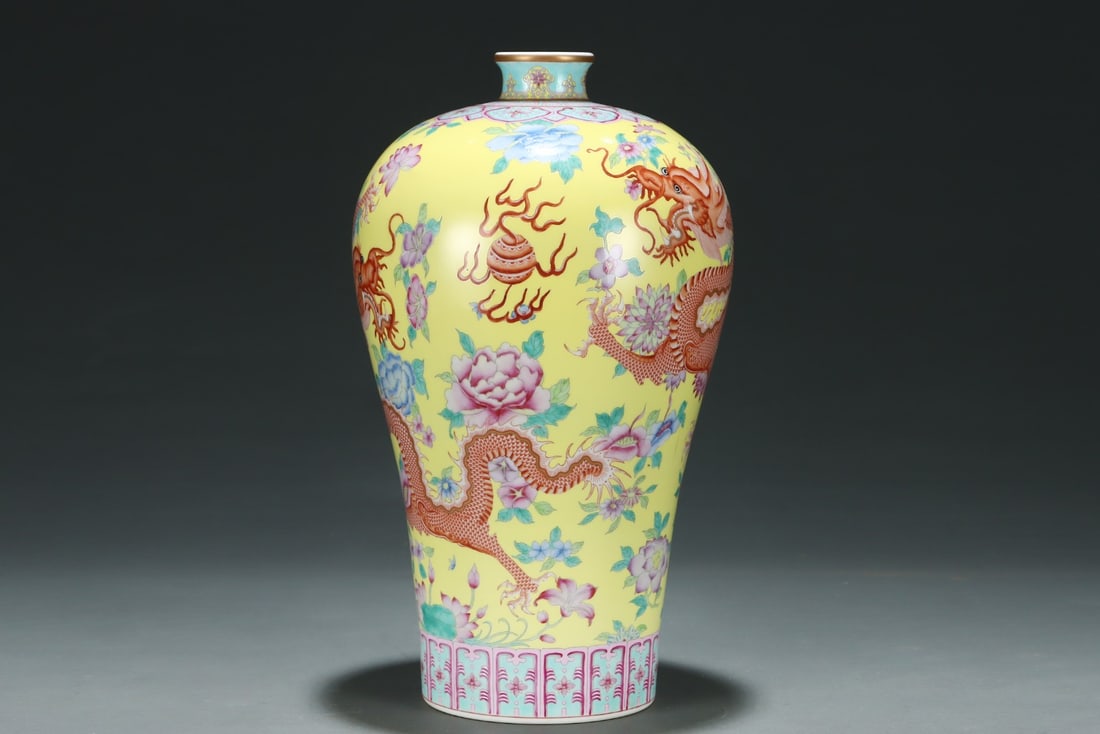An Exquisite Iron-Red Painted Gold Flower Pattern Dragon Pattern Vase - 2
