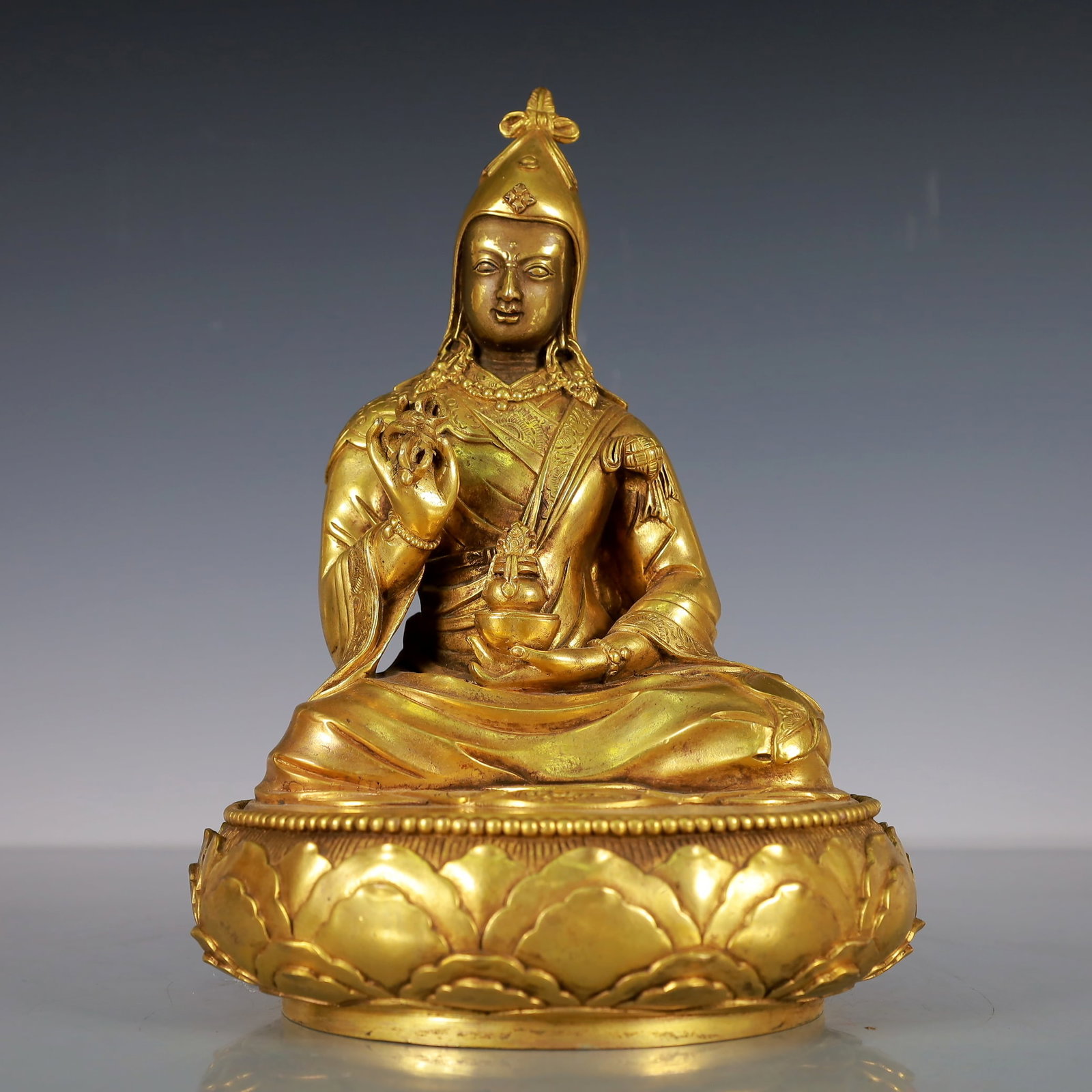 A Exquisite Gilt Bronze Statue of Guru: A Exquisite Gilt Bronze Statue of Guru Qing Dynasty, China Size:15cmx14cmx22cm Weight:2900g (The Dimensions Of All Batches Are Manually Measured.If You Need More Detailed Information, Please Contact