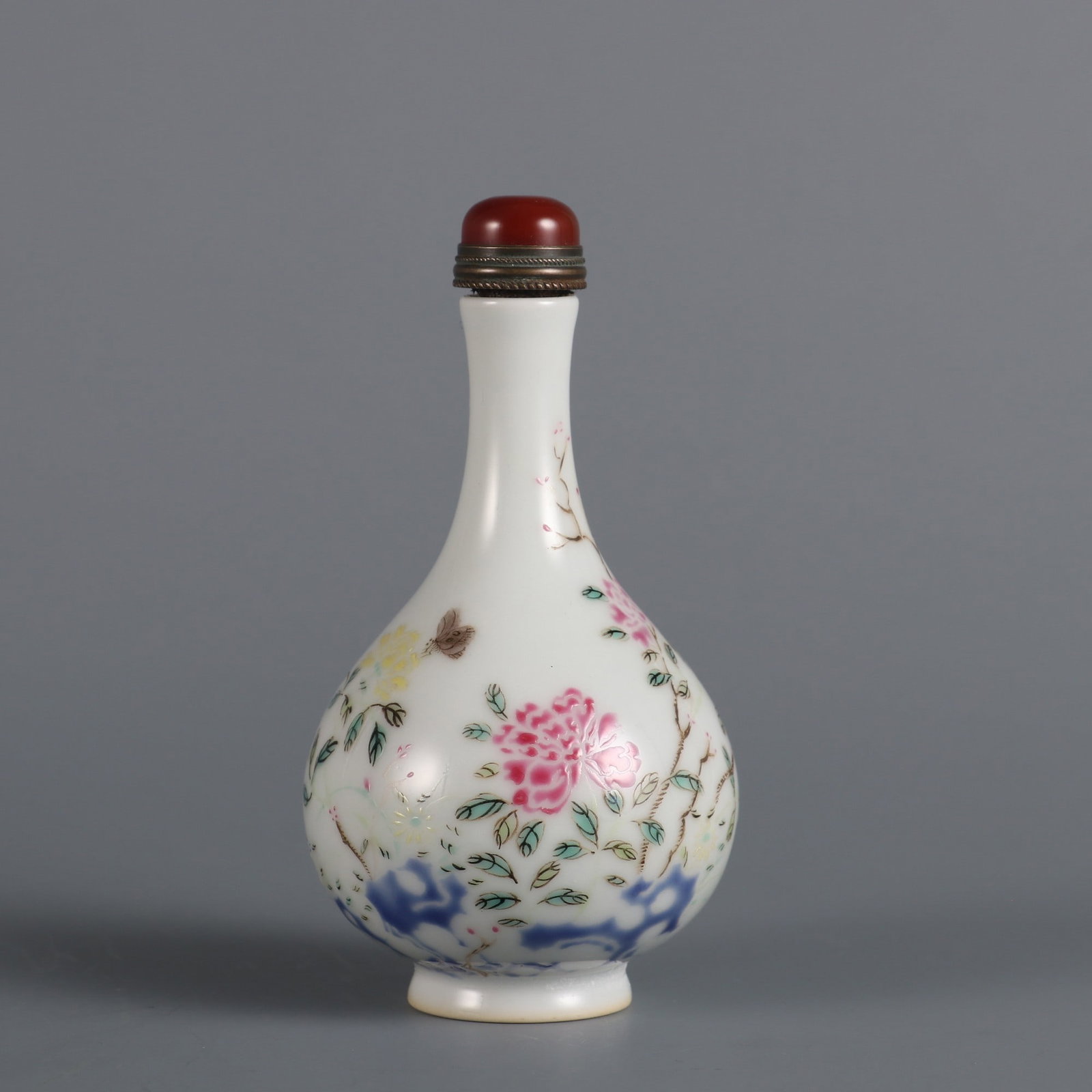 A Exquisite Famille-Rose Flower and Butterfly Pattern Snuff Bottle: A Exquisite Famille-Rose Flower and Butterfly Pattern Snuff Bottle Qing Dynasty, China Yongzheng Four-character Mark Size:9?Mx4.8?M (The Dimensions Of All Batches Are Manually Measured.If You Need Mor
