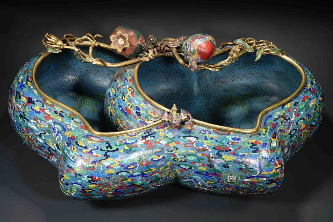 An Exquisite Cloisonne Bats and Peach Pattern Eight Treasures Pattern Fish and Lotus Pattern Dragon: An Exquisite Cloisonne Bats and Peach Pattern Eight Treasures Pattern Fish and Lotus Pattern Dragon Pattern Brush Washer Qing Dynasty, China Qianlong Four-character Mark Size:90cmx65cm Weight:51kg