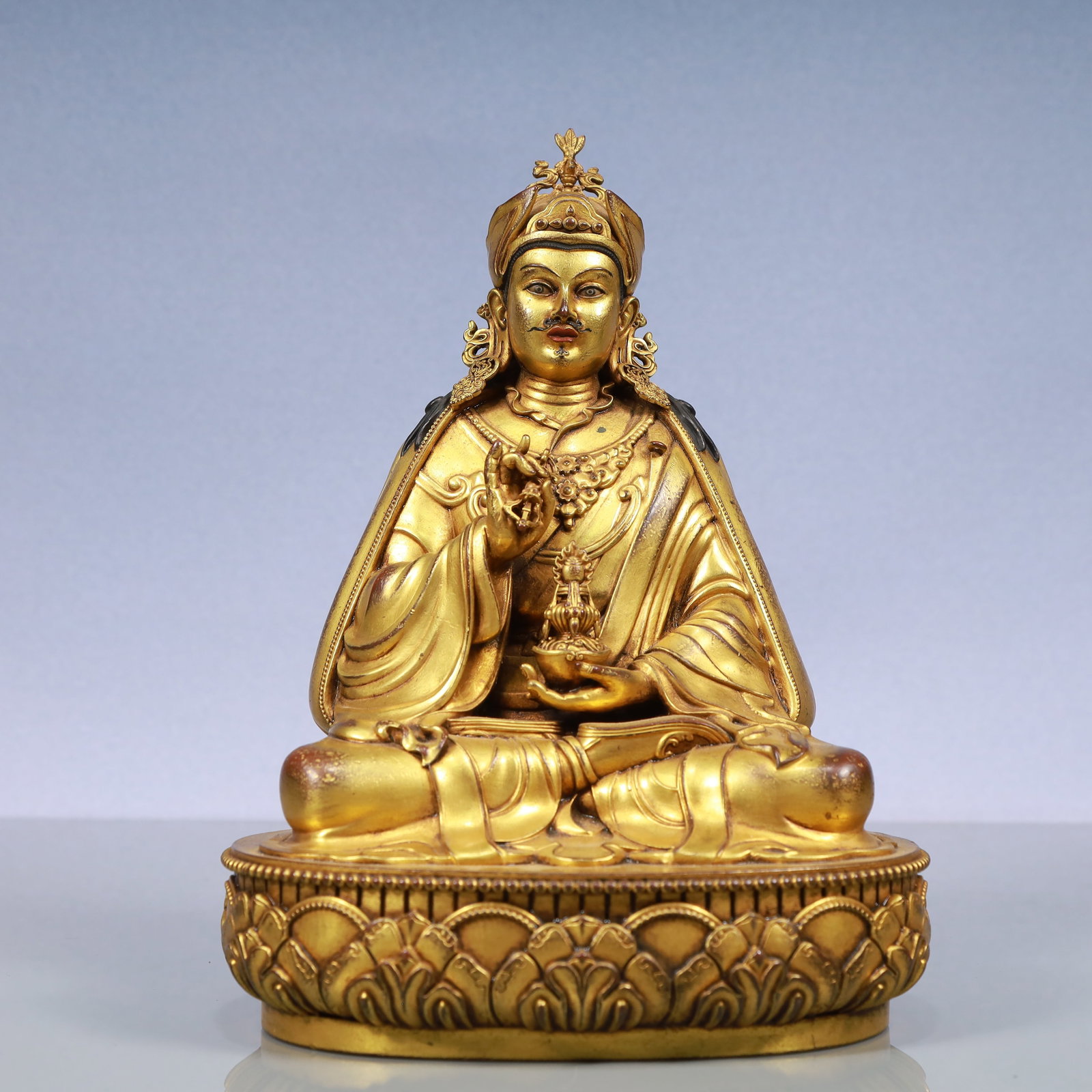 An Exquisite Gilt Bronze Statue of Guru: An Exquisite Gilt Bronze Statue of Guru Qing Dynasty, China Kangxi Six-character Mark Size:18cmx13cmx24.5cm Weight:3250g (The Dimensions Of All Batches Are Manually Measured.If You Need More Detailed