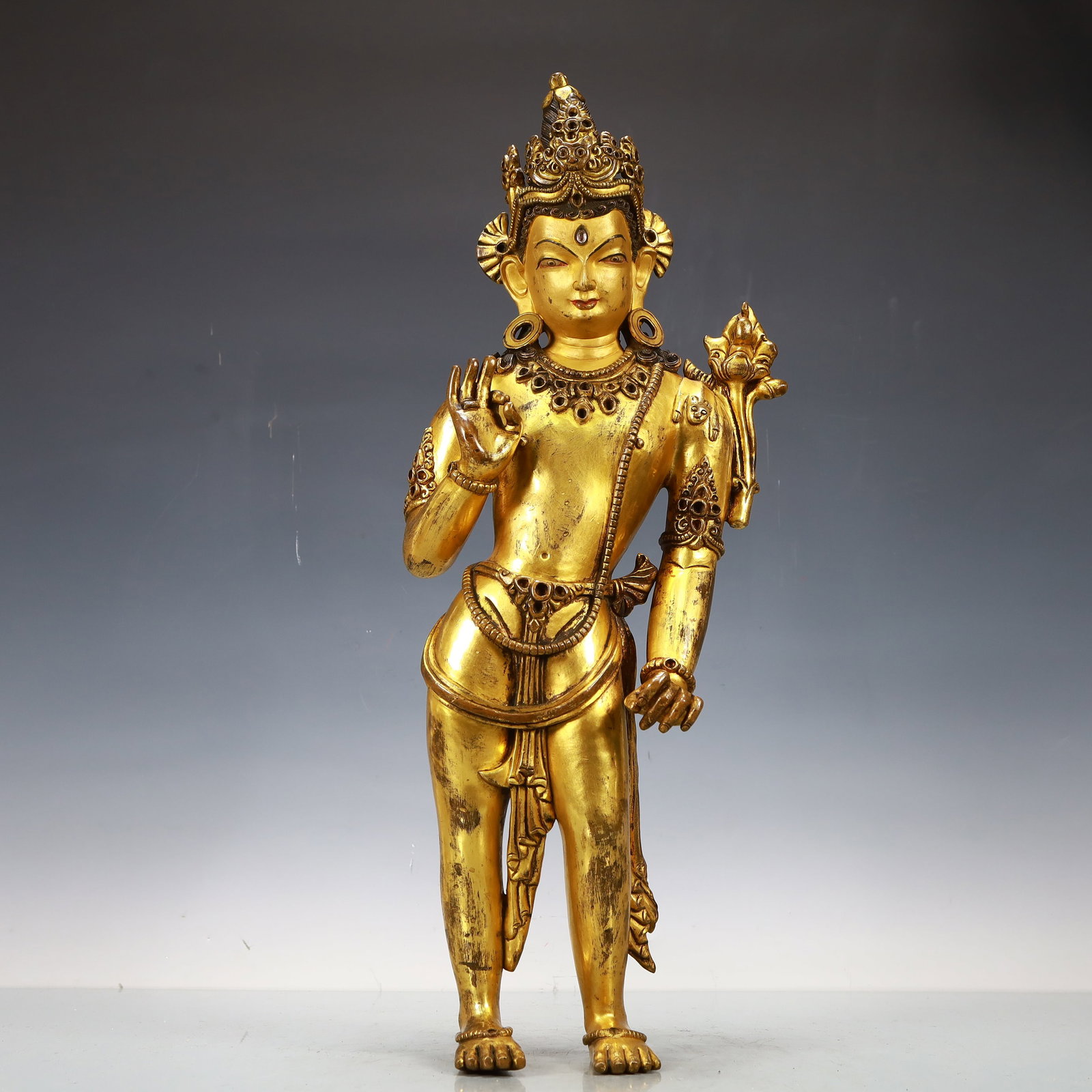 A Exquisite Gilt Bronze Statue of Tara: A Exquisite Gilt Bronze Statue of Tara Ming Dynasty, China Size:20cmx8cmx53.5cm Weight:8550g (The Dimensions Of All Batches Are Manually Measured.If You Need More Detailed Information, Please Contact