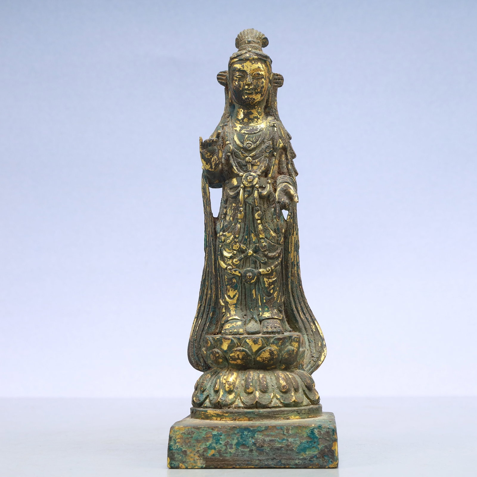 A Exquisite Gilt Bronze Statue of Avalokitesvara: A Exquisite Gilt Bronze Statue of Avalokitesvara Ming Dynasty, China Size:9cmx25cm Weight:1450g (The Dimensions Of All Batches Are Manually Measured.If You Need More Detailed Information, Please
