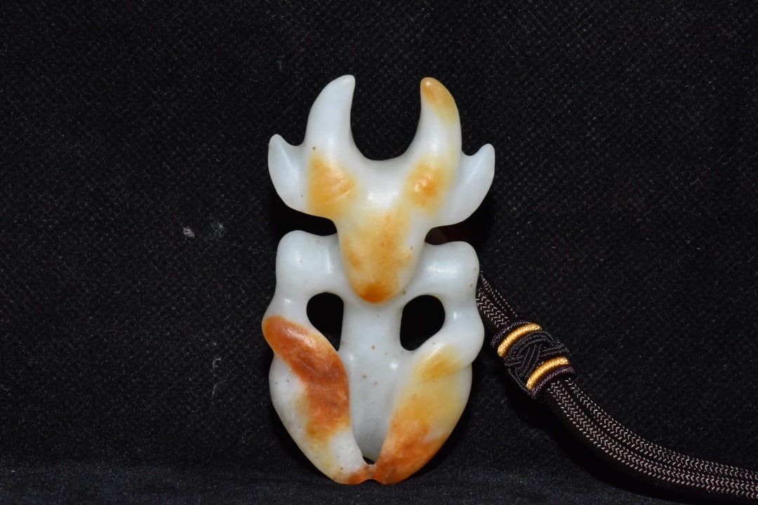 An Exquisite Hemo Jade Figure Pendant: An Exquisite Hemo Jade Figure Pendant Hong Shan Culture Size:7.5cmx3.5cm Weight:50g (The Dimensions Of All Batches Are Manually Measured.If You Need More Detailed Information, Please Contact Our