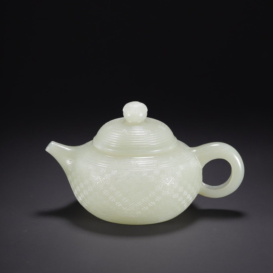 An Exquisite White Jade Teapot: An Exquisite White Jade Teapot Qing Dynasty, China Size:13cmx8.5cmx7.5cm Weight:170.5g (The Dimensions Of All Batches Are Manually Measured.If You Need More Detailed Information, Please Contact Our Cu