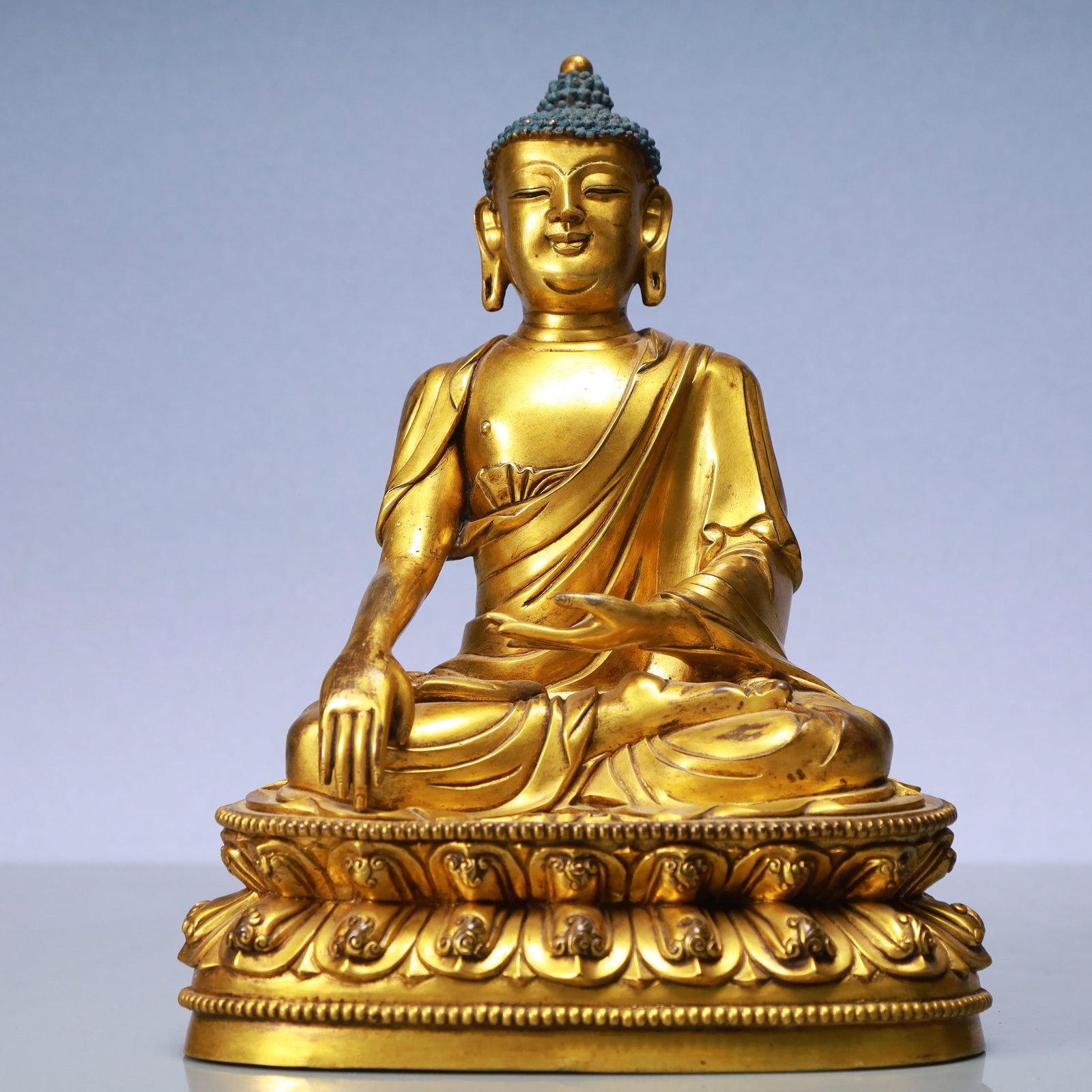 An Exquisite Gilt Bronze Statue of Sakyamuni: An Exquisite Gilt Bronze Statue of Sakyamuni Ming Dynasty, China Xuande Six-character Mark Size:17.5cmx12cmx24cm Weight:4000g (The Dimensions Of All Batches Are Manually Measured.If You Need More