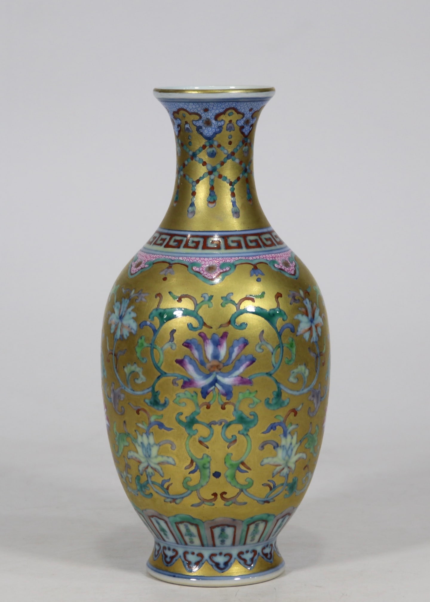 An Exquisite Famille-Rose Painted Gold Lotus Pattern Vase: An Exquisite Famille-Rose Painted Gold Lotus Pattern Vase Qing Dynasty, China Qianlong Six-character Mark Size:20cmx8.5cm (The Dimensions Of All Batches Are Manually Measured.If You Need More