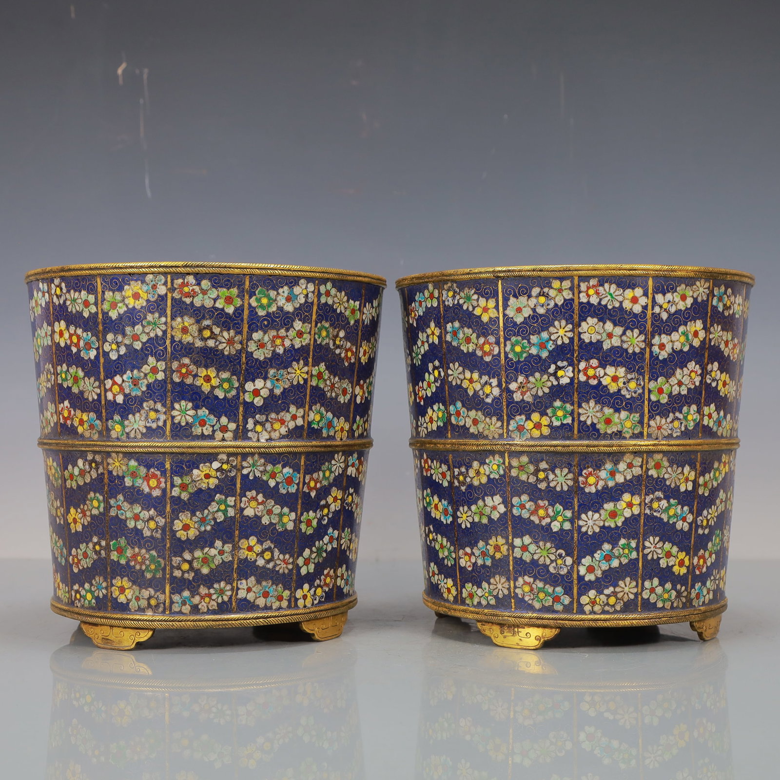 A Exquisite A pair of Cloisonne Flower Pattern Flowerpot: A Exquisite A pair of Cloisonne Flower Pattern Flowerpot Qing Dynasty, China Qianlong Six-character Mark Size:21cmx20.5cm Weight:5150g (The Dimensions Of All Batches Are Manually Measured.If You Need