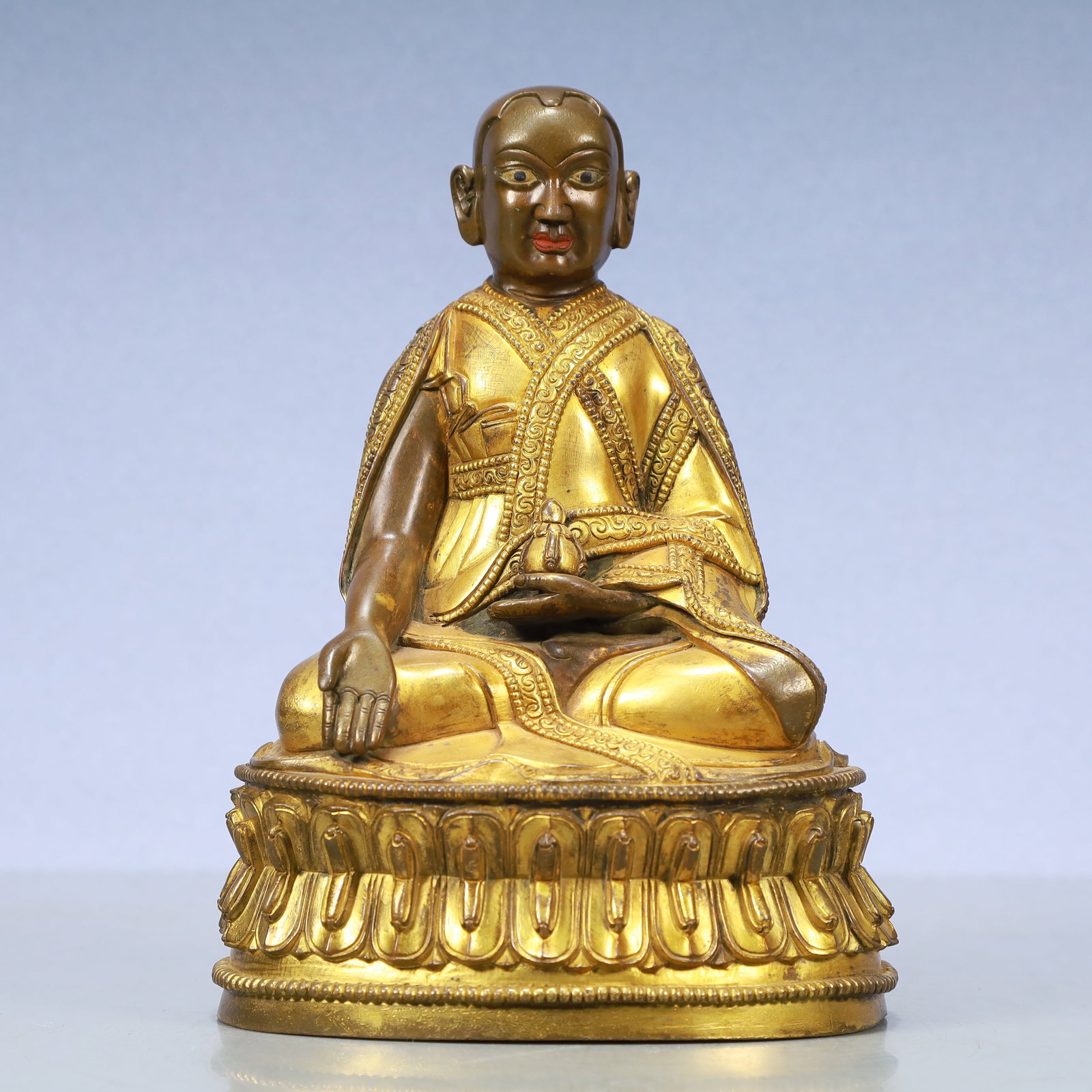A Exquisite Gilt Bronze Statue of Guru: A Exquisite Gilt Bronze Statue of Guru Ming Dynasty, China Size:16.5cmx11.5cmx22cm Weight:2700g (The Dimensions Of All Batches Are Manually Measured.If You Need More Detailed Information, Please