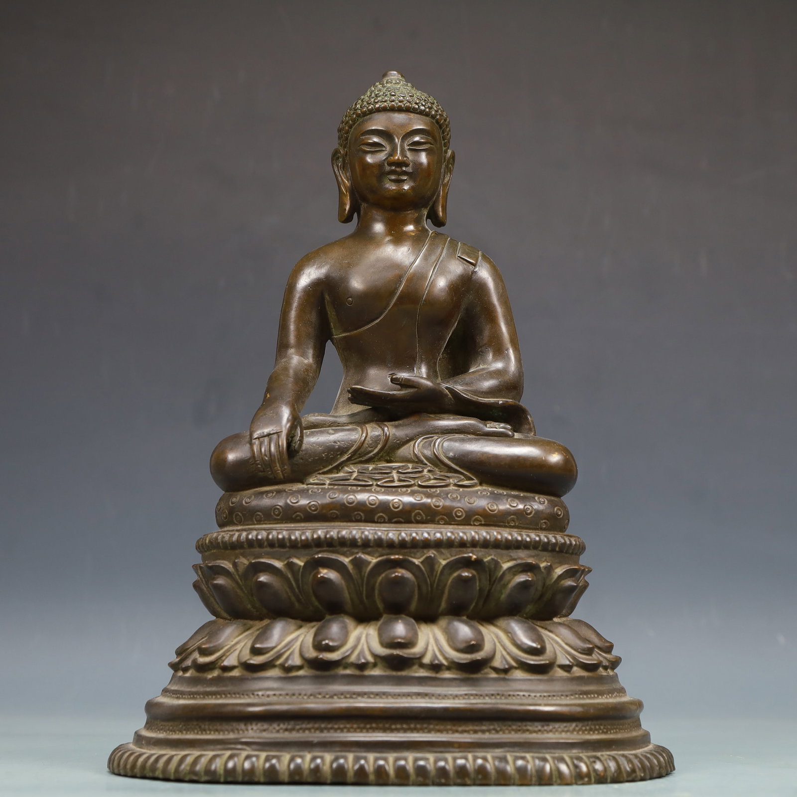 A Exquisite Coppery Statue of Sakyamuni: A Exquisite Coppery Statue of Sakyamuni Ming Dynasty, China Size:18.5cmx13.5cmx25cm Weight:3450g (The Dimensions Of All Batches Are Manually Measured.If You Need More Detailed Information, Please