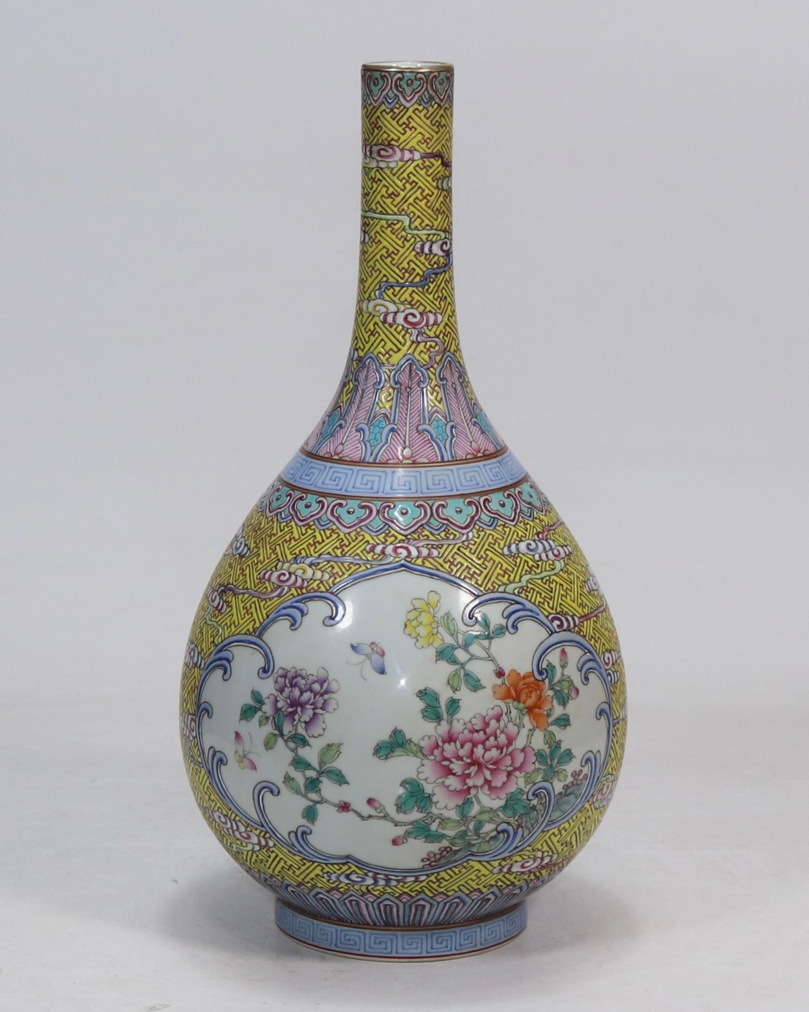 An Exquisite Famille-Rose Flower and Butterfly Pattern Vase: An Exquisite Famille-Rose Flower and Butterfly Pattern Vase Qing Dynasty, China Yongzheng Six-character Mark Size:35.5cm (The Dimensions Of All Batches Are Manually Measured.If You Need More Detailed 