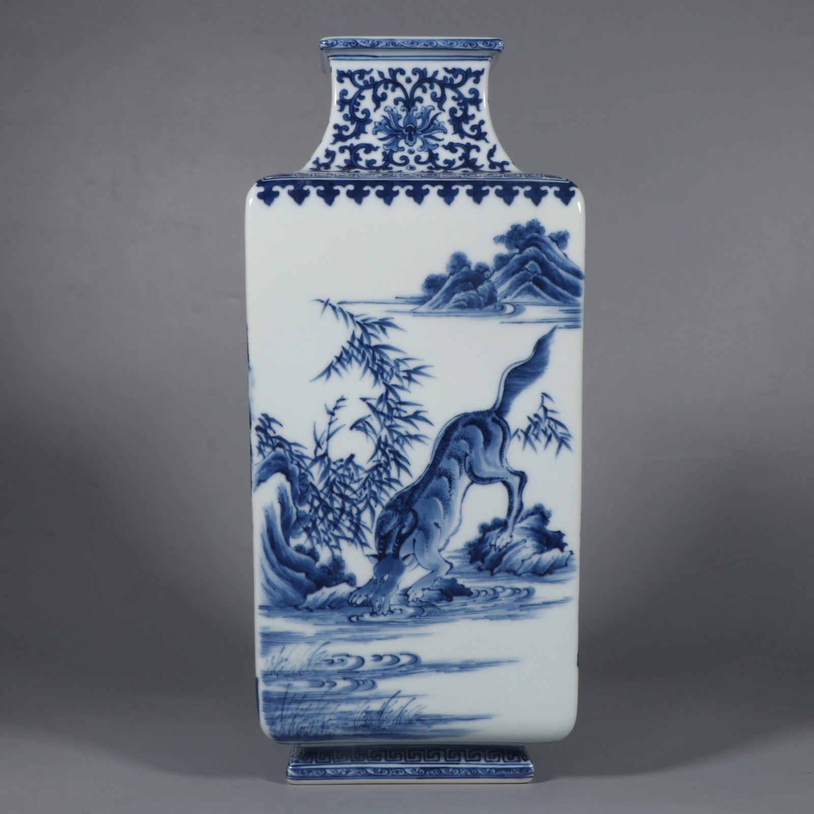 An Exquisite Blue and White Auspicious Beast Pattern Lotus Pattern Vase - 3