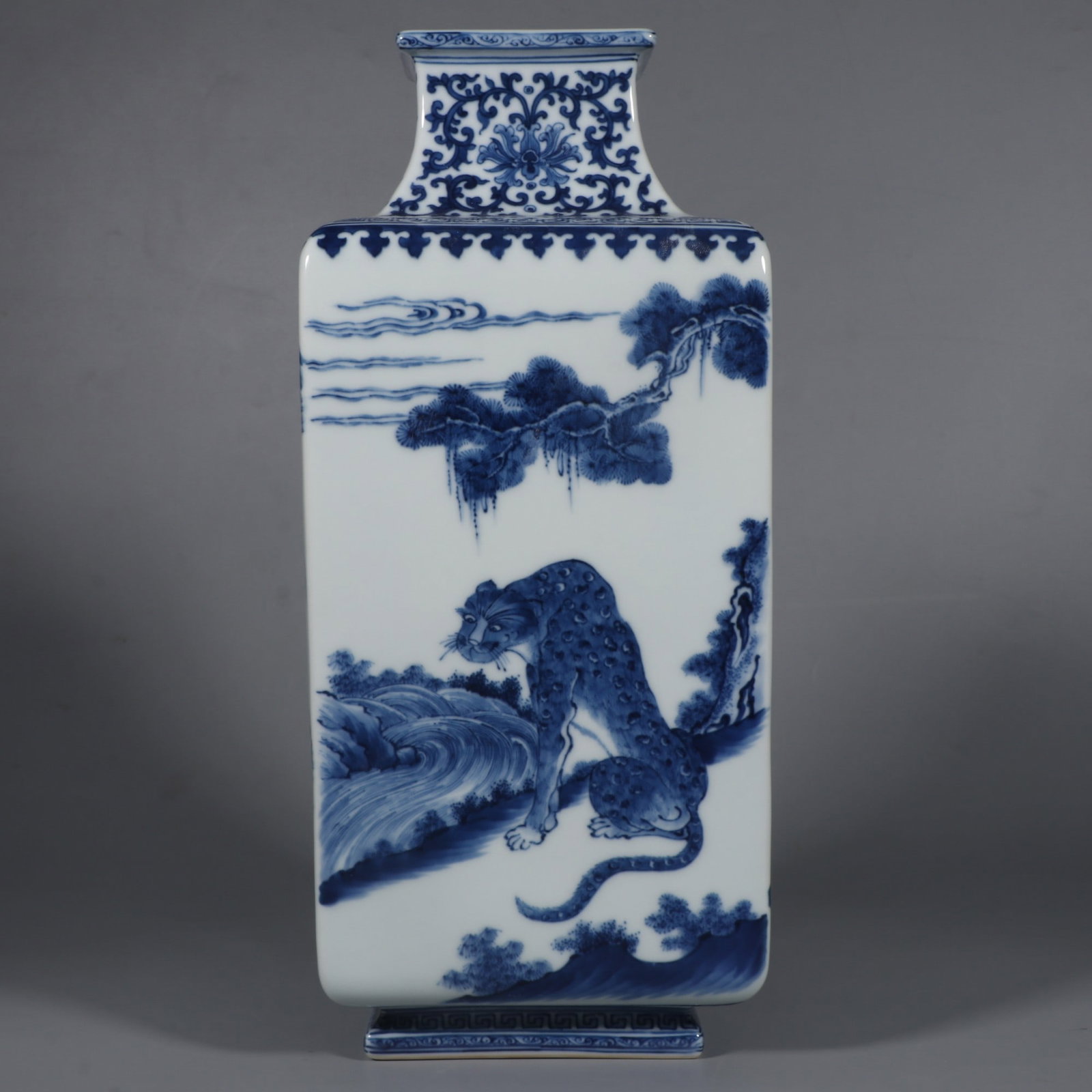 An Exquisite Blue and White Auspicious Beast Pattern Lotus Pattern Vase - 4