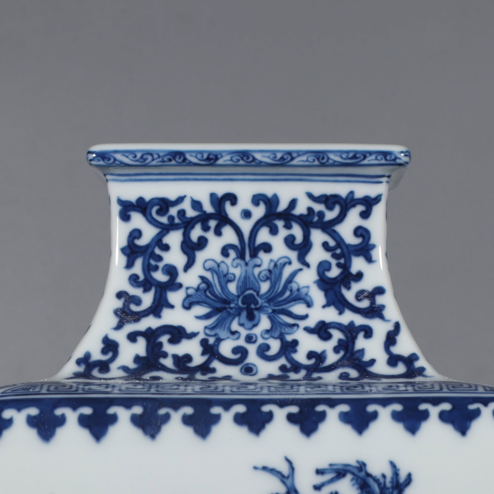 An Exquisite Blue and White Auspicious Beast Pattern Lotus Pattern Vase - 6