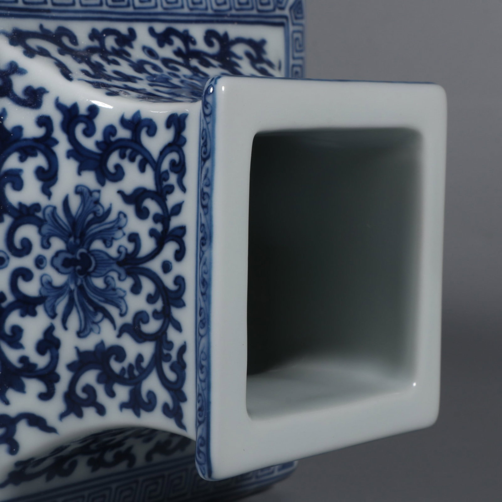 An Exquisite Blue and White Auspicious Beast Pattern Lotus Pattern Vase - 7
