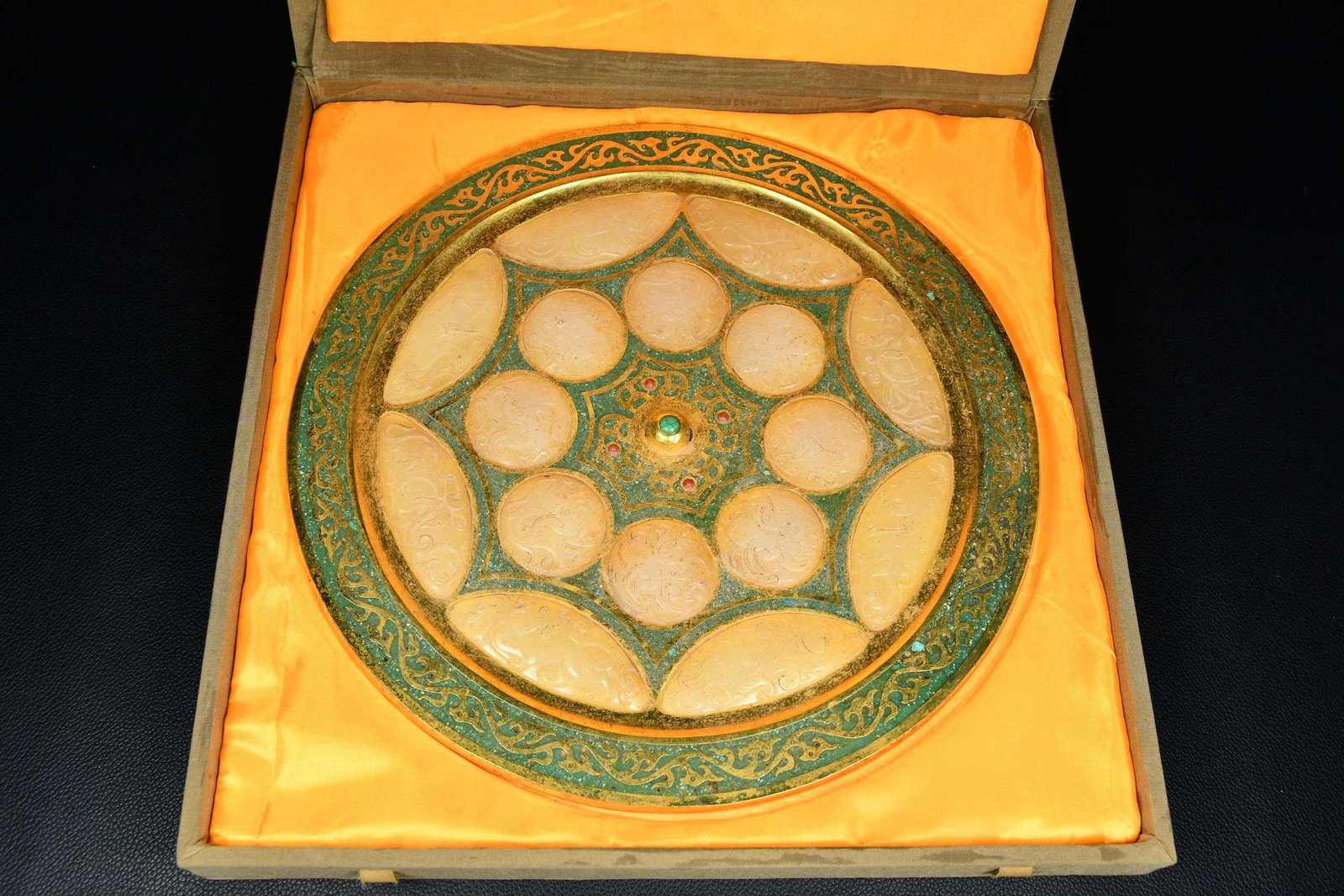 An Exquisite Gilt Bronze Inlaid White Jade Round Mirror: An Exquisite Gilt Bronze Inlaid White Jade Round Mirror the Warring States period in China Diameter Size:30cmx0.7cm Weight:2195g (The Dimensions Of All Batches Are Manually Measured.If You Need More D