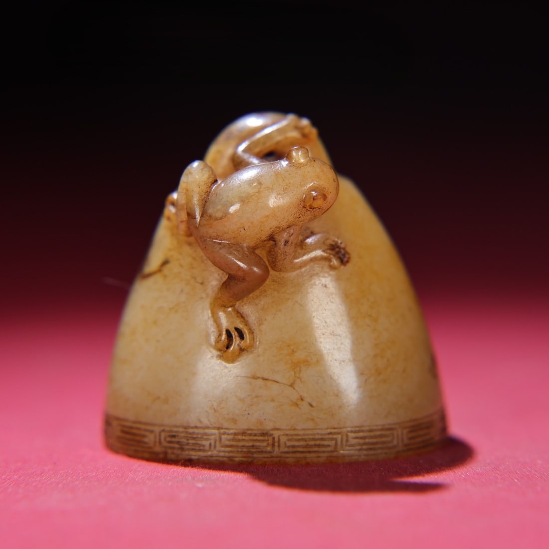 An Exquisite White Jade Frog Seal: An Exquisite White Jade Frog Seal Han Dynasty, China Size:4.5cmx4.7cmx3.7cm Weight:119g (The Dimensions Of All Batches Are Manually Measured.If You Need More Detailed Information, Please Contact Our