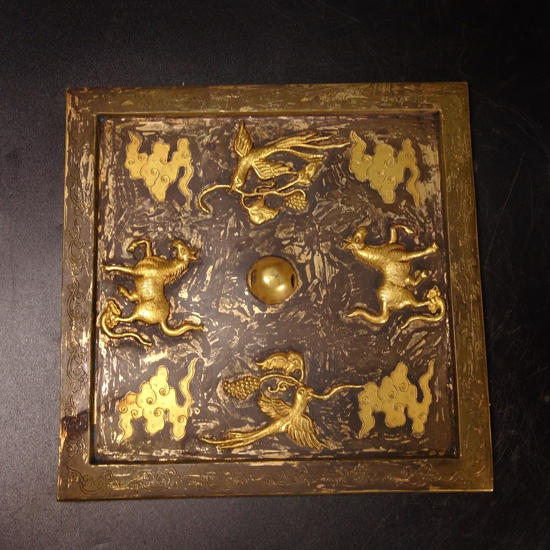An Exquisite Gilt Bronze Auspicious Beast Pattern Square Mirror: An Exquisite Gilt Bronze Auspicious Beast Pattern Square Mirror Qing Dynasty, China Size:16cm Weight:647g (The Dimensions Of All Batches Are Manually Measured.If You Need More Detailed Information,