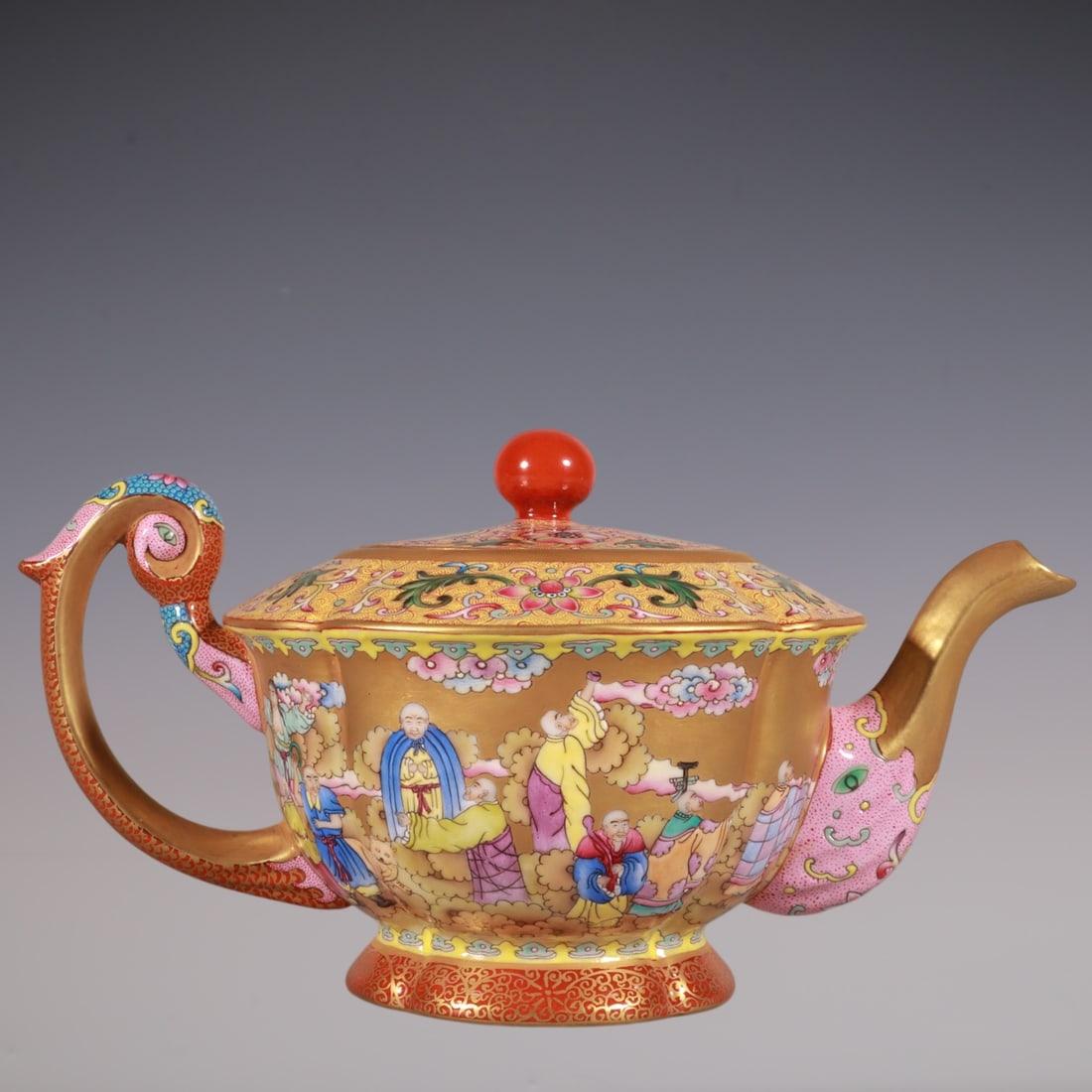 An Exquisite Enamel Character and Story Pattern Lotus Pattern Teapot: An Exquisite Enamel Character and Story Pattern Lotus Pattern Teapot Qing Dynasty, China Qianlong Four-character Mark Size:10cmx10.5cm (The Dimensions Of All Batches Are Manually Measured.If You Need