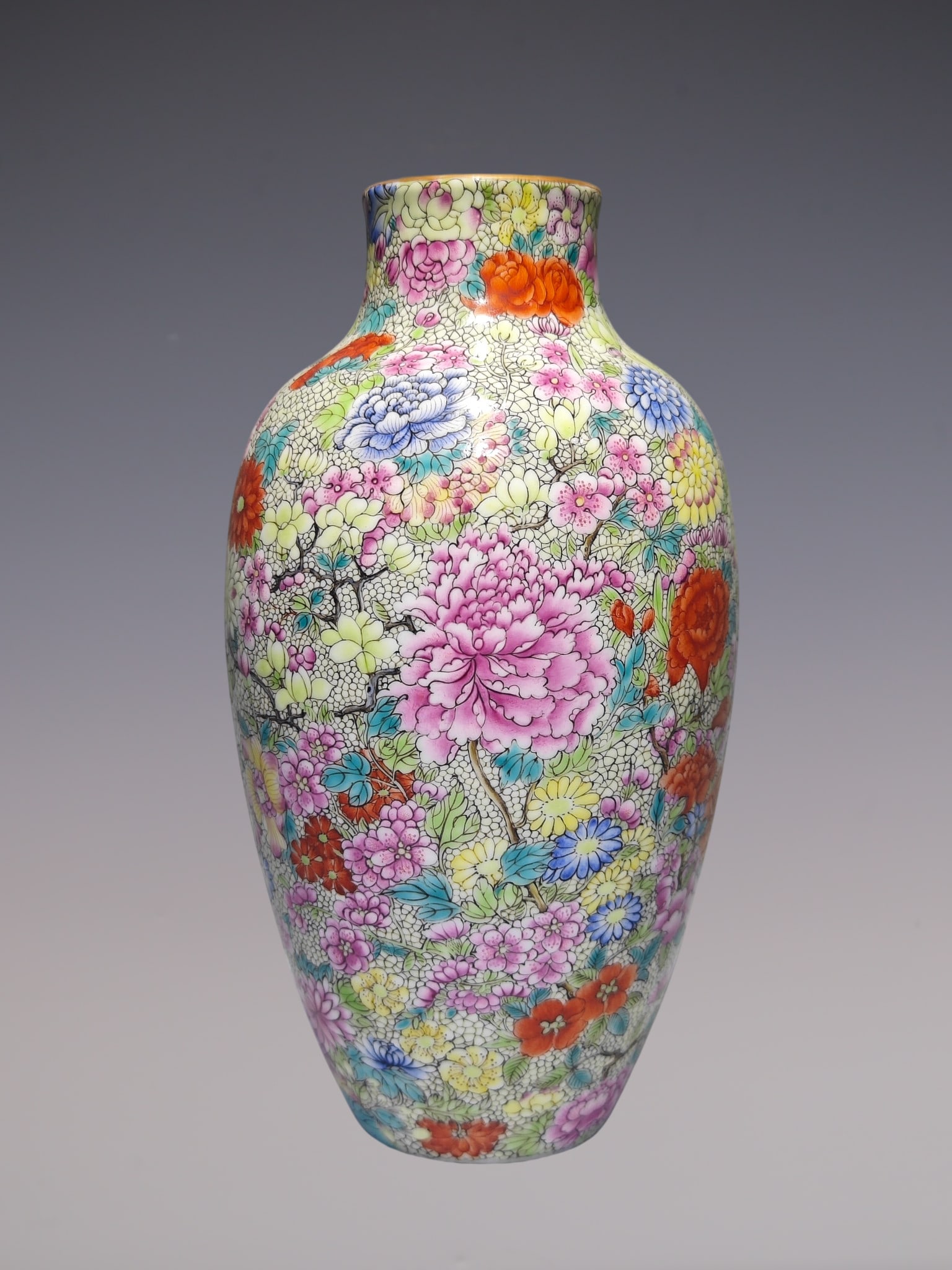 An Exquisite Enamel Flower Pattern Vase (1 of 9)