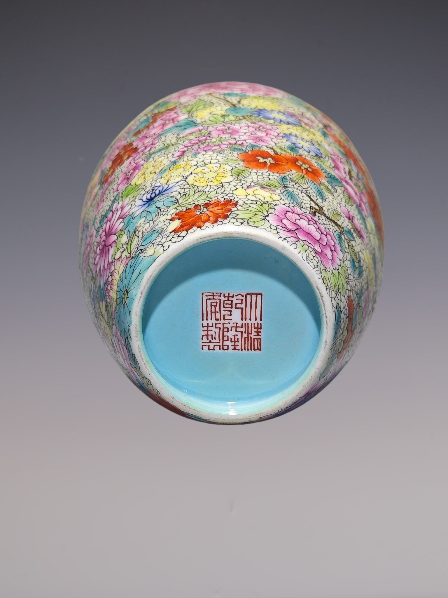 An Exquisite Enamel Flower Pattern Vase - 9