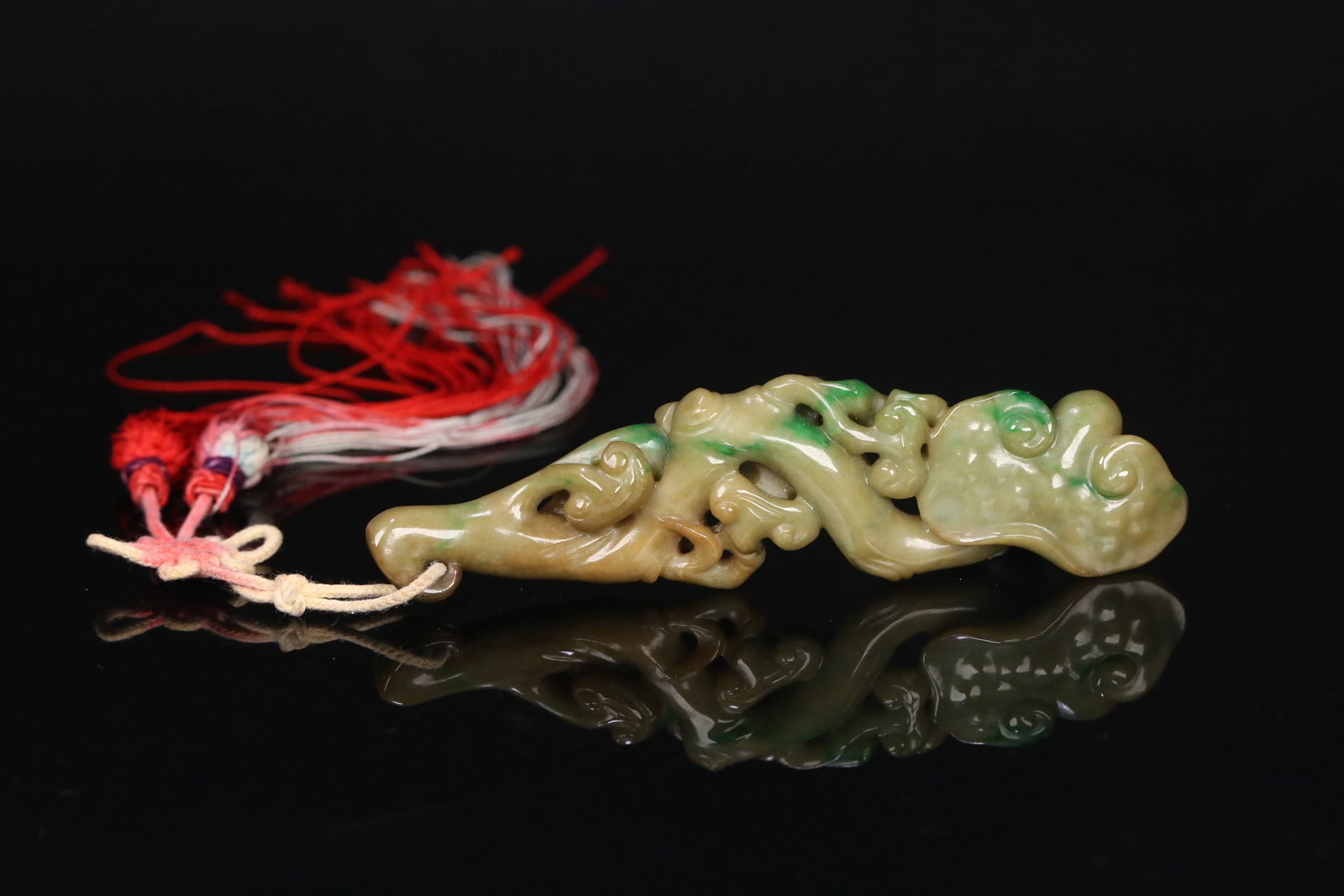 An Exquisite Jadeite Ganoderma lucidum Pattern Ruyi Hand Piece: An Exquisite Jadeite Ganoderma lucidum Pattern Ruyi Hand Piece Qing Dynasty, China Size:11.5cmx3cmx1.4cm Weight:57.2g (The Dimensions Of All Batches Are Manually Measured.If You Need More Detailed